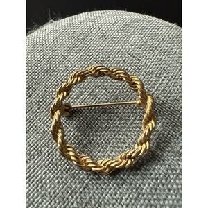 Vintage Rope Wreath Brooch Gold Tone Scarf Lapel Pin Classic Career Old Money